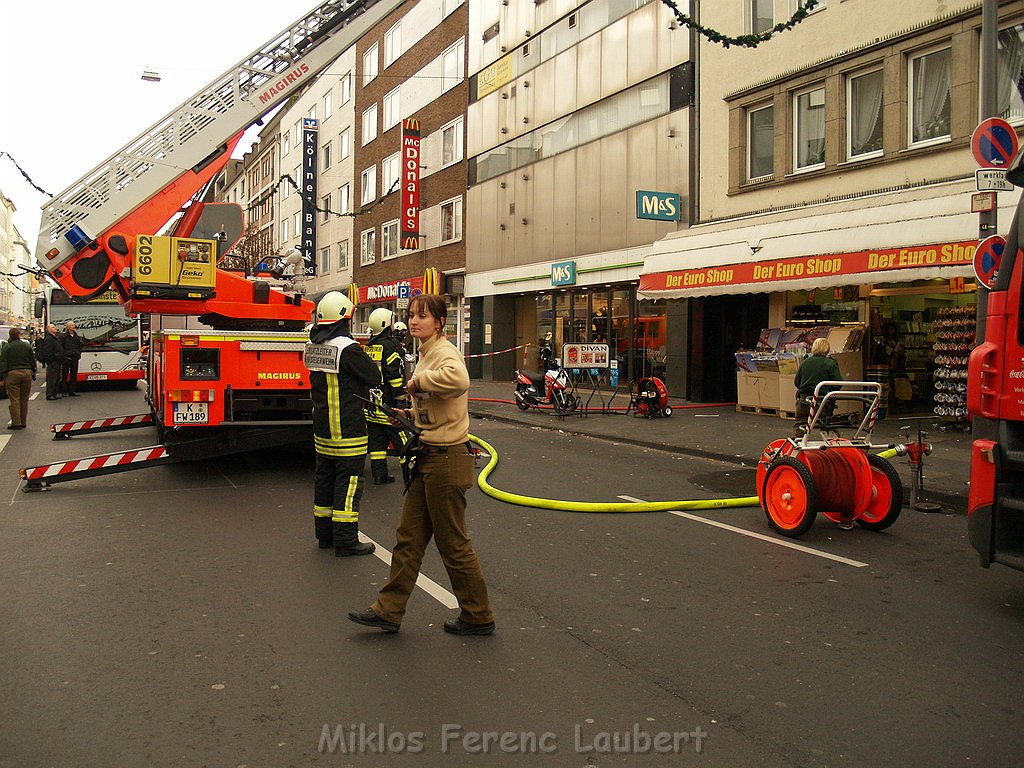 Feuer Koeln Muelheim Frankfurterstr Wiener Platz P58.JPG